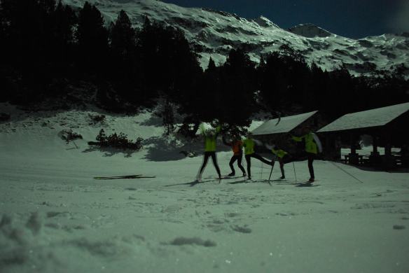 Esquiadores a la luz de la luna